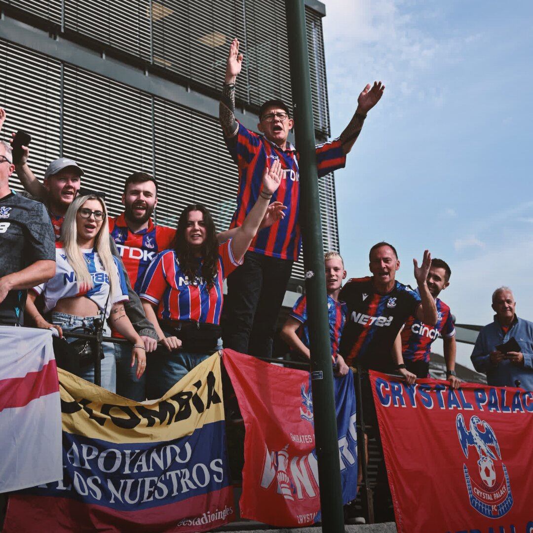 Hinchas con la bandera de Colombia llegaron hasta Noruega para alentar al Crystal Palace - crédito Crystal Palace
