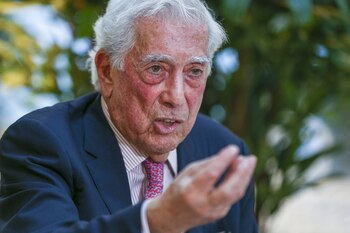 El escritor Mario Vargas Llosa,