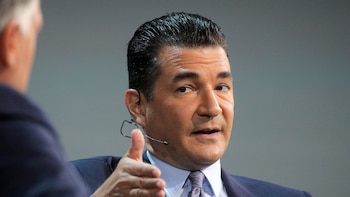 “El mayor brote en la historia”: exdirector de la FDA vincula cilantro y perejil mexicanos a crisis de salud en EEUU