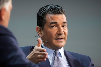 El exjefe de la FDA dice en CNBC que la medida responde a la sospecha de una contaminación ligada a un brote de ciclosporiasis en varios estados, mientras las autoridades aún no confirman el foco original. REUTERS/Brendan McDermid