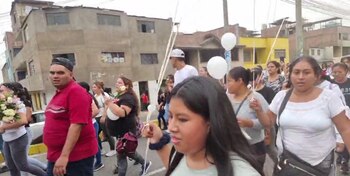 Con globos y rosas blancas