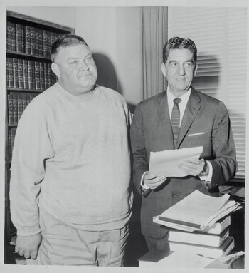 Demara con el alguacil Manley