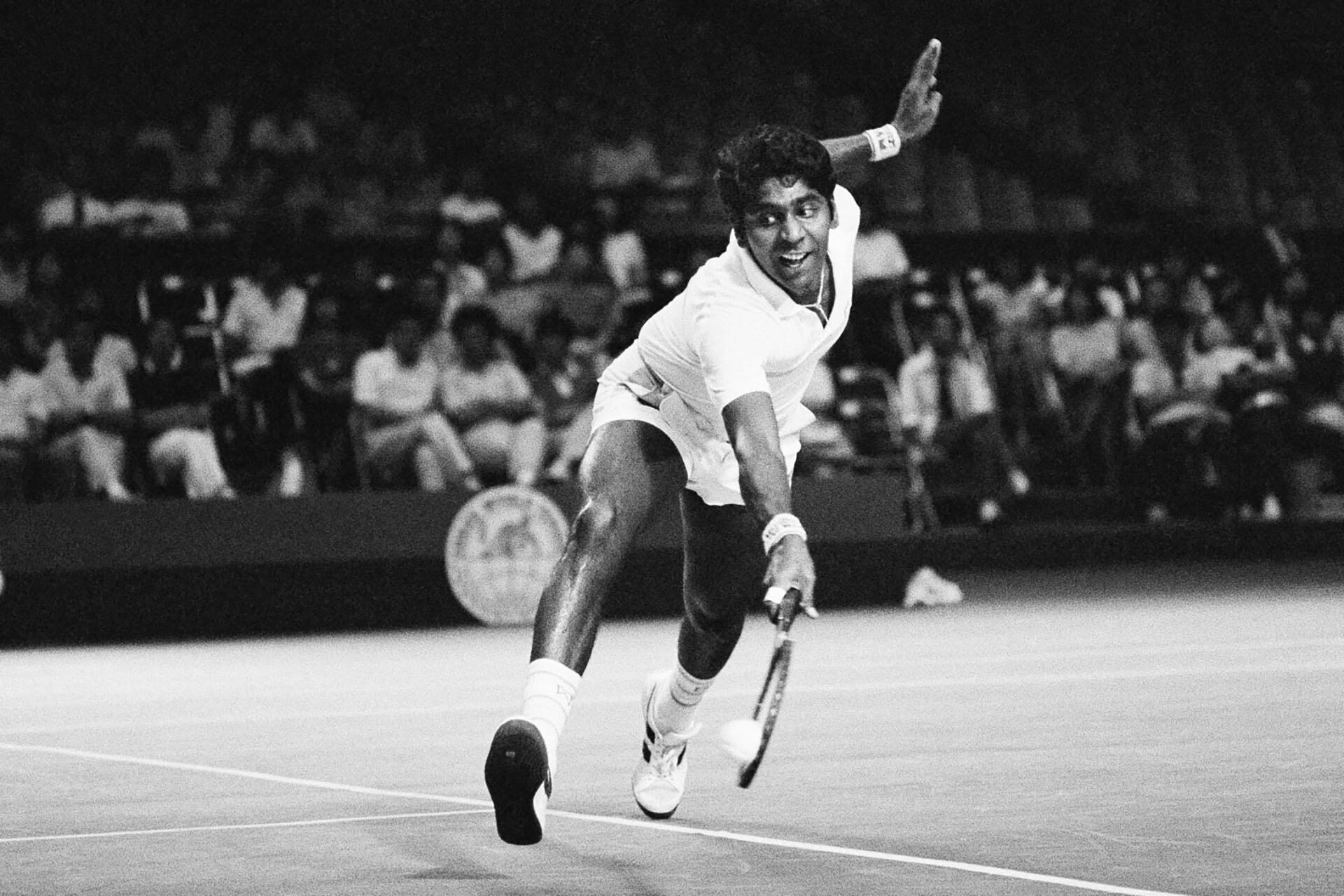 Vijay Amritraj, extenista indio, alcanzó el top 20 mundial y fue protagonista en Wimbledon y el cine internacional (AP Photo/Katsumi Kasahara, File)