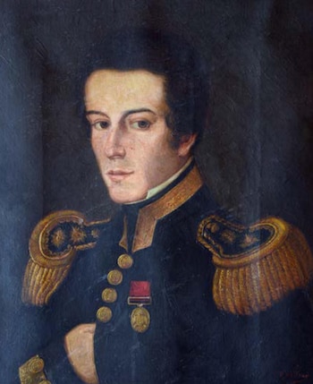 Pintura al óleo de un hombre con cabello oscuro, vistiendo un uniforme naval oscuro con hombreras doradas, botones y medallas. Fondo oscuro liso