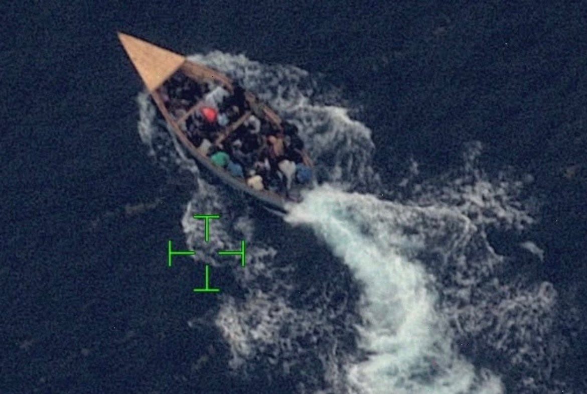 Vista aérea de una embarcación sobrecargada con migrantes en aguas del Canal de la Mona, entre República Dominicana y Puerto Rico (Cortesía: @USCGSoutheast).