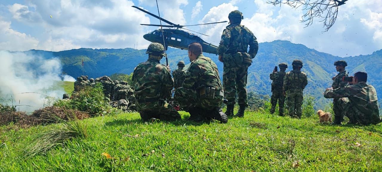 Medicina Legal trasladó diez cuerpos a laboratorios forenses de Florencia y Villavicencio e identificó a nueve víctimas del bombardeo en Guaviare - crédito Suministrada a Infobae Colombia