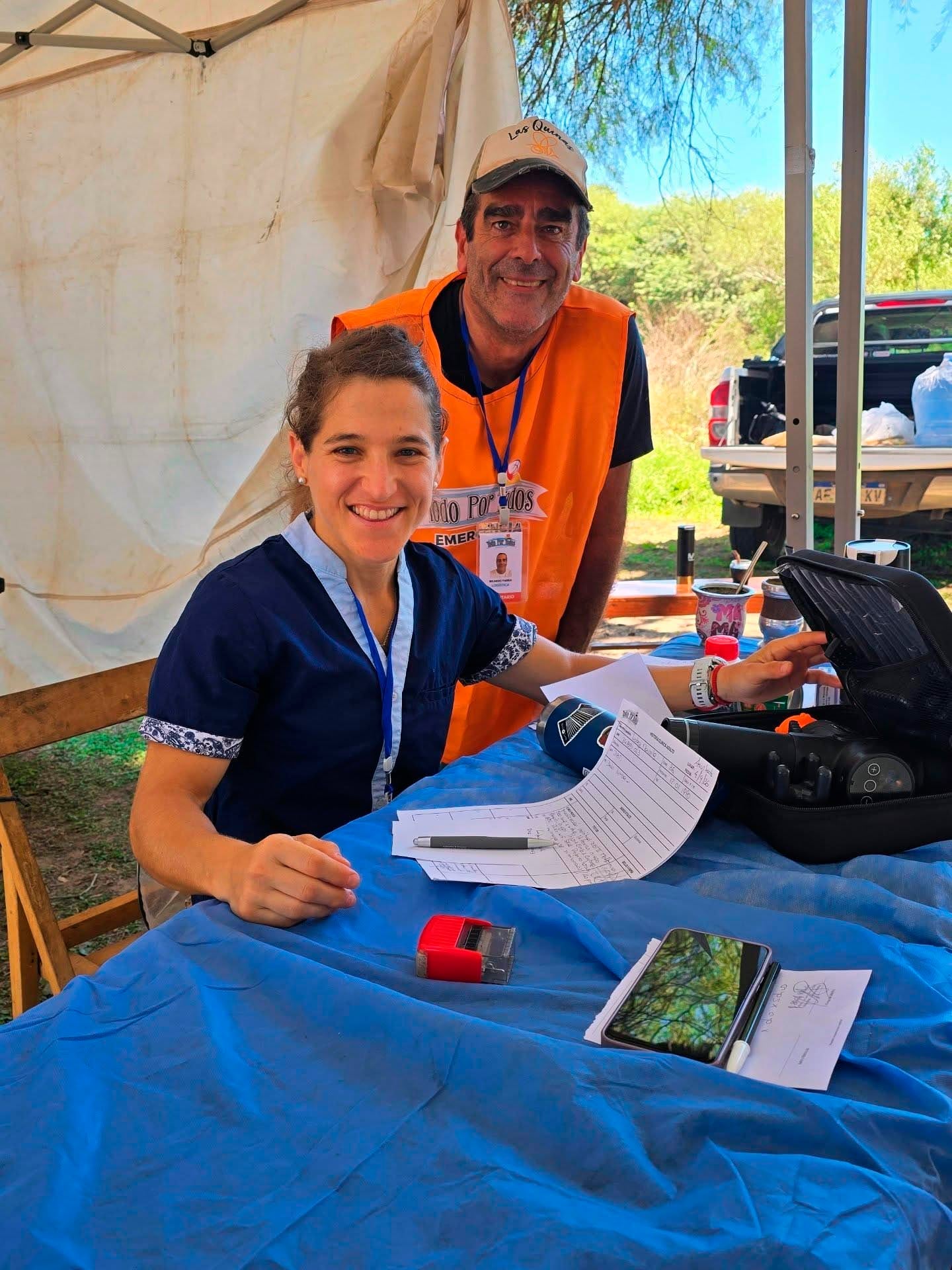 Pareto sonríe junto a un colaborador mientras participa en una jornada de asistencia médica como parte de su viaje solidario a Chaco