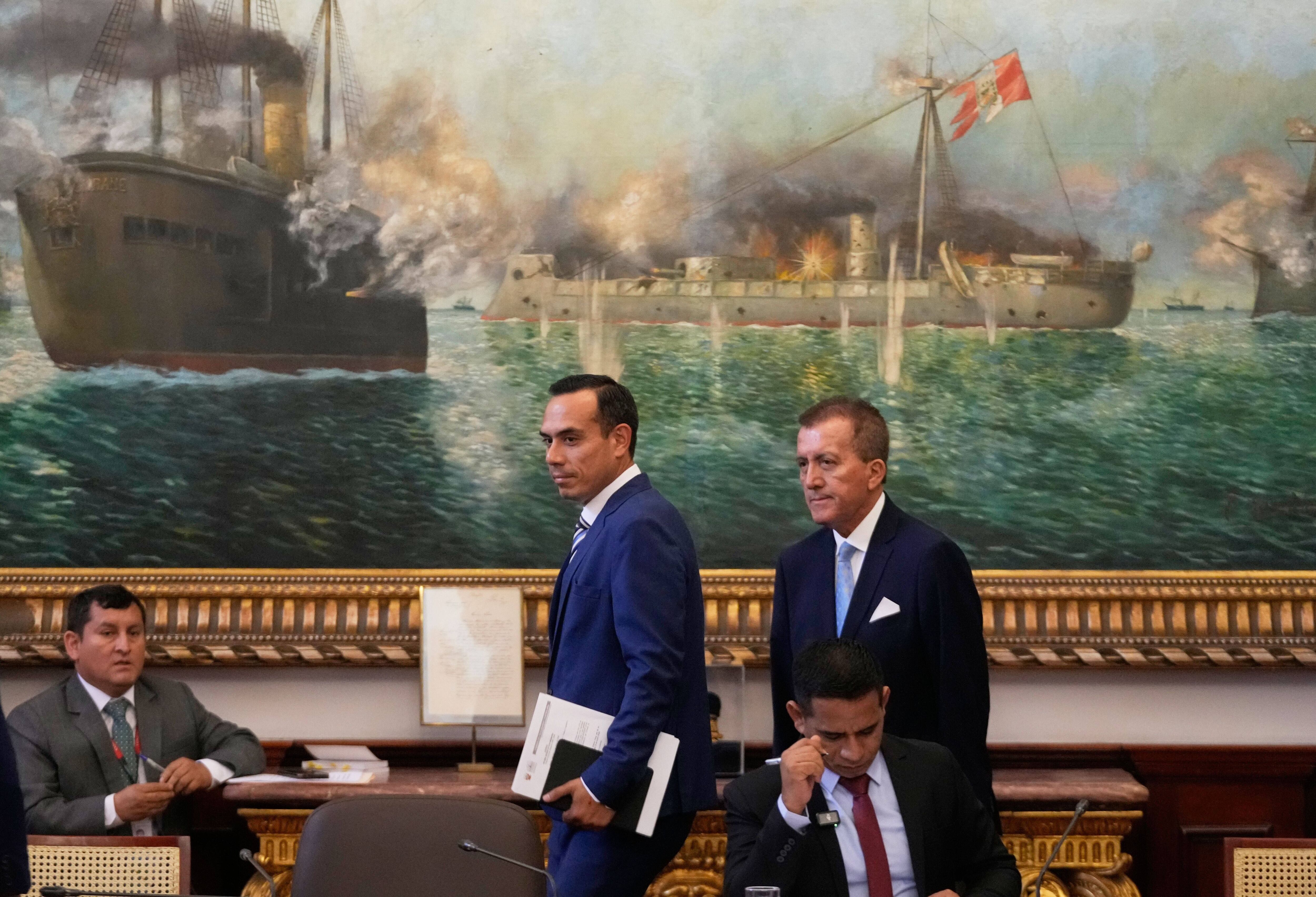 El presidente interino de Perú, José Jeri, en el centro, llega al Congreso para dirigirse a los legisladores en Lima, el miércoles 21 de enero de 2026. (Foto AP/Martín Mejía)