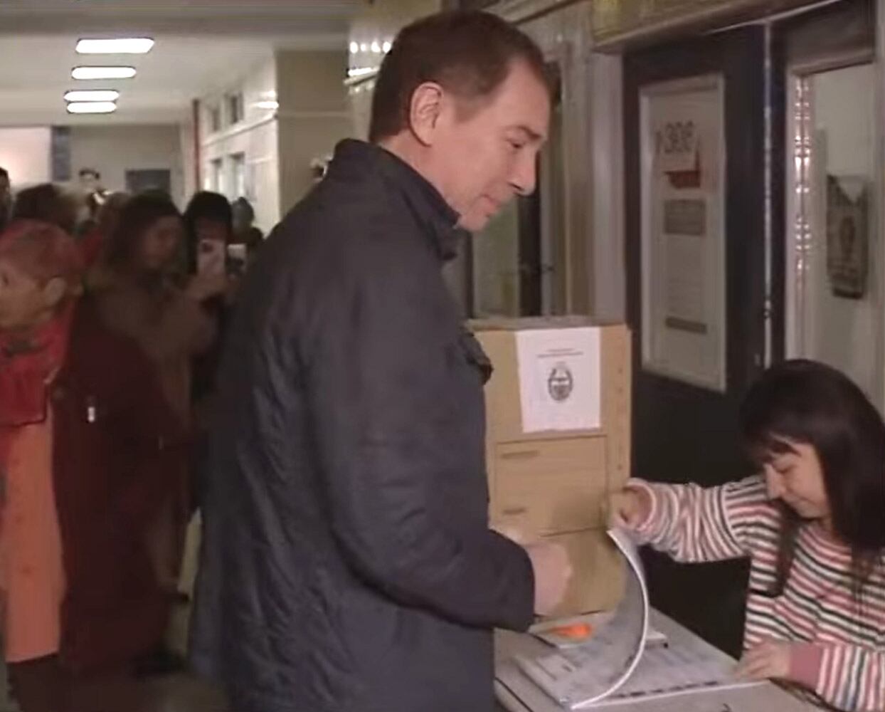 Votó Diego Santilli.