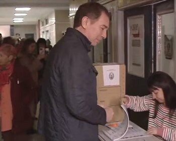 Votó Diego Santilli.