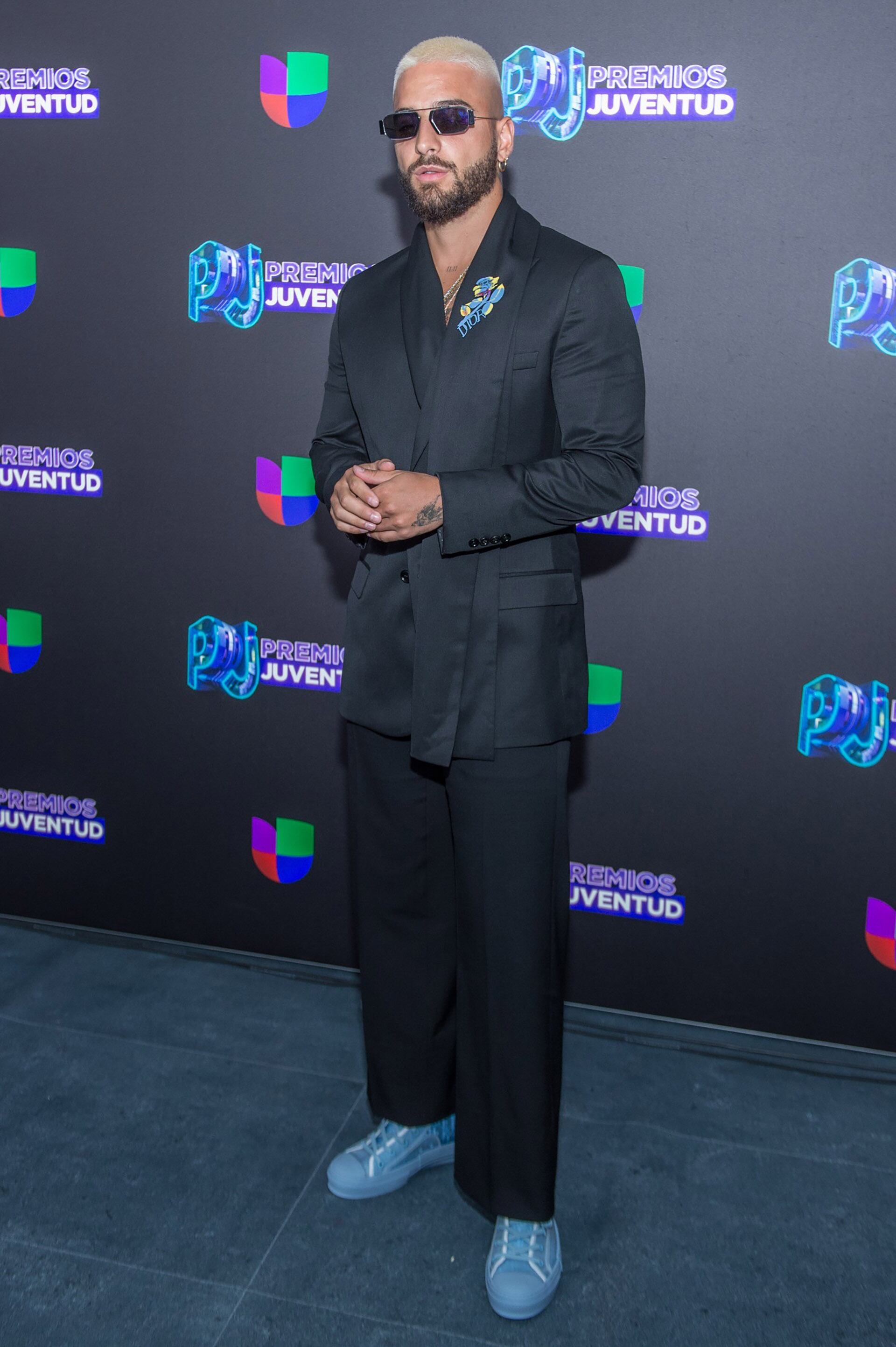 El cabello platinado y los accesorios modernos completan el estilismo en la gala de Premios Juventud