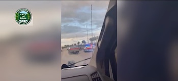 Ambos agentes atacados recibieron atención médica en el lugar y fueron dados de alta, sin presentación de lesiones graves ni civiles afectados (Captura Telemundo Miami)