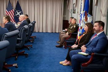 Miembros del personal del Pentágono se sientan detrás del secretario de Defensa de Estados Unidos, Pete Hegseth, mientras asiste a una reunión con el secretario general de la OTAN, Mark Rutte (no aparece en la imagen), en el Pentágono en Washington, D.C., EE. UU., el 24 de abril de 2025. REUTERS/Nathan Howard