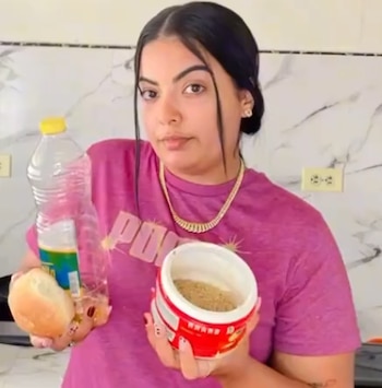 Una joven cubana mostró en redes sociales que su desayuno en Cuba consistió en pan racionado, aceite, azúcar y agua endulzada. (Foto cortesía redes sociales)