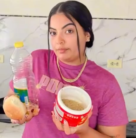 Una joven cubana mostró en redes sociales que su desayuno en Cuba consistió en pan racionado, aceite, azúcar y agua endulzada. (Foto cortesía redes sociales)
