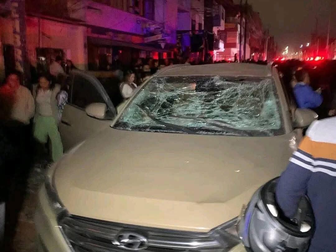 Auto afectado por la explosión con dinamita en Trujillo