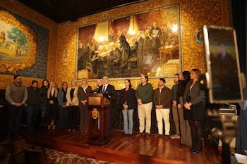16/01/2026 El alcalde de Algeciras, José Ignacio Landaluce (c), atiende a los medios de comunicación. A 16 de enero de 2026, en Algeciras (Cádiz, Andalucía, España). La Fiscalía del Tribunal Supremo ha decidido archivar la denuncia presentada por la secretaria general del PSOE de Algeciras y parlamentaria andaluza, Rocío Arrabal, y por la vicesecretaria de Acción Política del PSOE local, Isabel Beneroso, contra el alcalde de la ciudad, José Ignacio Landaluce, que señalaba supuestos delitos de "malversación de caudales públicos, tráfico de influencias y acoso o abuso sexual.
POLITICA
Nono Rico / Europa Press