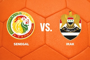 Fondo naranja texturizado de balón de fútbol con los escudos de las selecciones de Senegal e Irak separados por el texto 'VS.' y los nombres de los países.