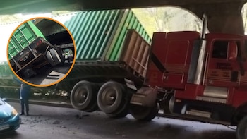 Rastra queda atrapada bajo puente en Tegucigalpa: el error de ruta que bloqueó una concurrida vía de Honduras