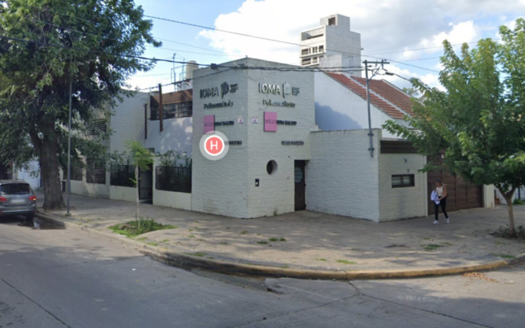 Los consultorios de la calle 15 y 67 de La Plata donde dos delincuentes intentaron robar la moto de la esposa de un policía bonaerense (Google Maps)