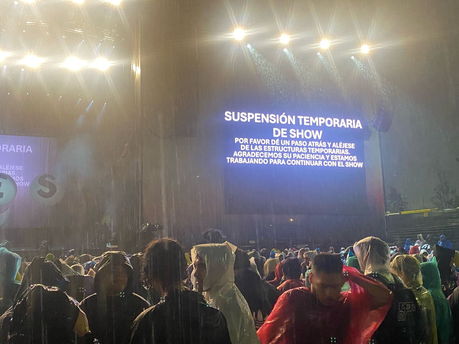 El concierto de The Hives y los realizados en los escenarios alternos fueron detenidos por cerca de 30 minutos - crédito Daniel Ospina/Infobae Colombia