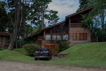 Baliero construyó en el inicio de la democracia un chalet estilo clásico que se "mete" entre el médano y los pinos (Diego Medina)