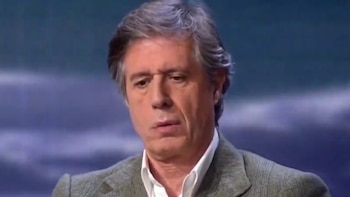 Carlo Costanzia padre se sienta