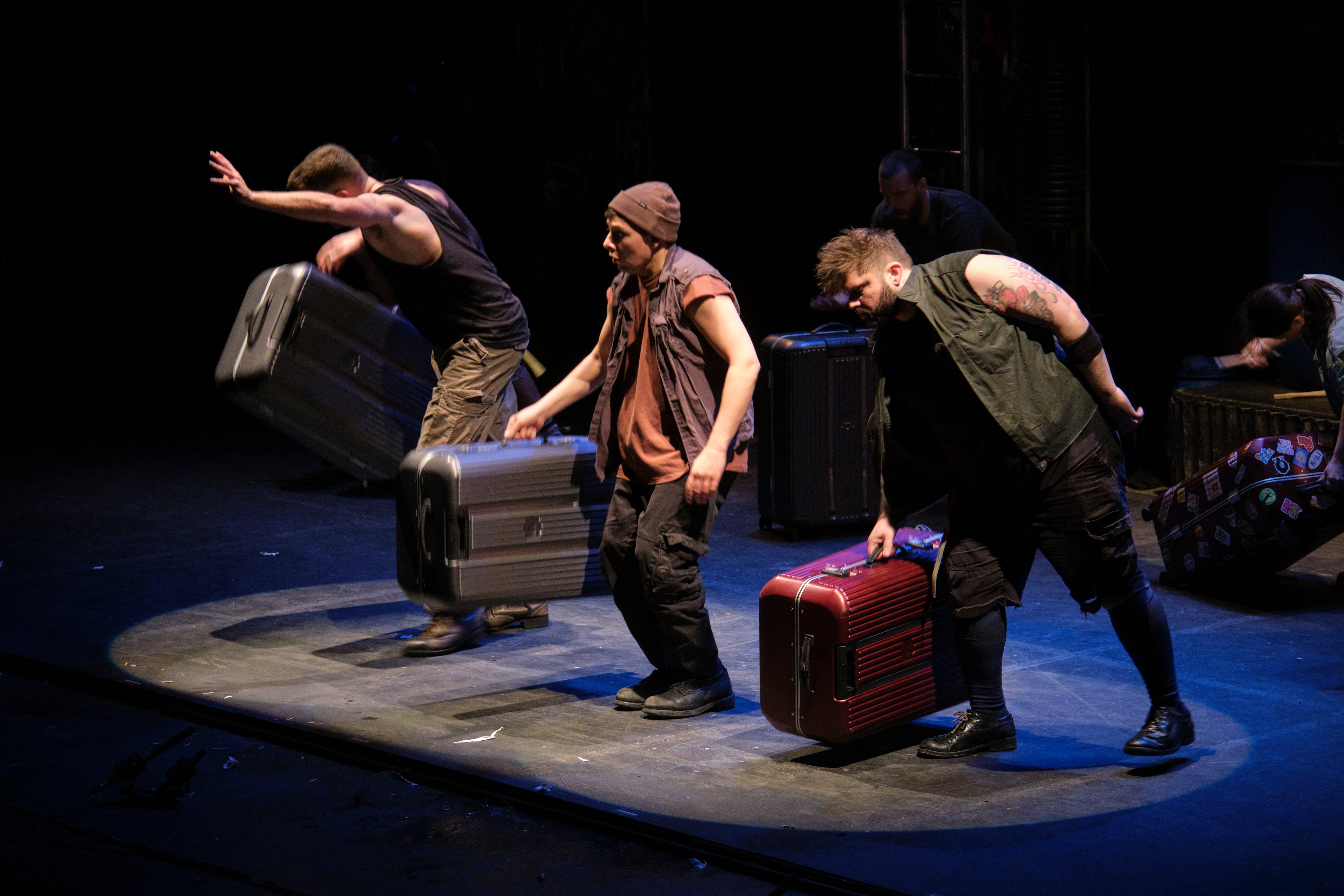 El espectáculo de STOMP se basa en destreza física, baile y ritmo a partir de elementos de uso cotidiano