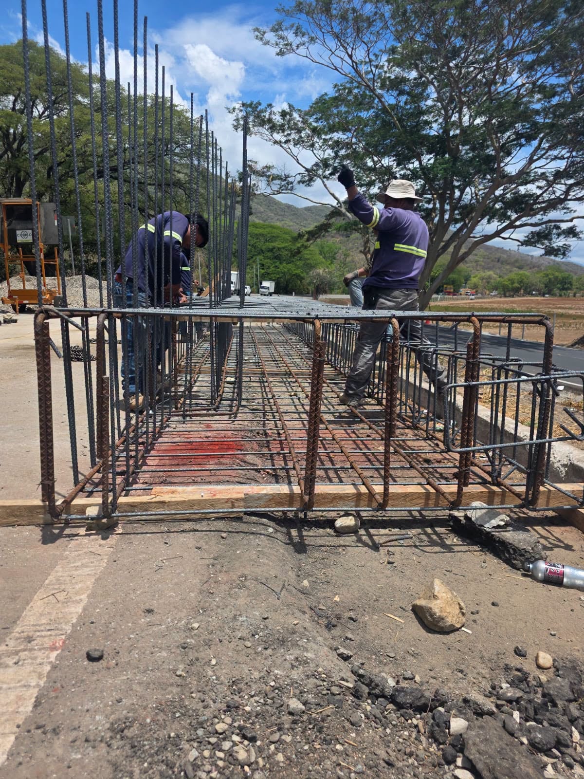 Trabajadores ensamblan una armazón de hierro para obras de infraestructura vial del Ministerio de Comunicaciones. (CIV Guatemala)