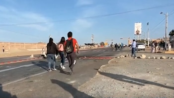 Pasajeros inician larga caminata en