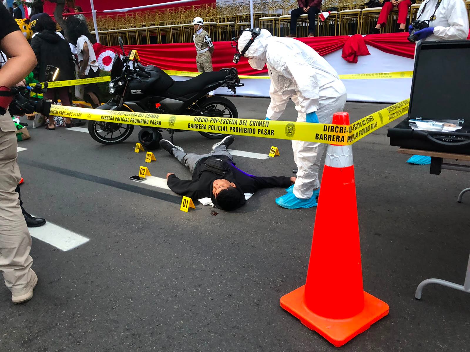 Agentes de la Policía Nacional del Perú (PNP) llevan a cabo una demostración de investigación forense simulando una escena de crimen.