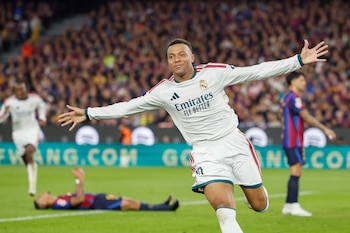El delantero francés del Real Madrid Kylian Mbappé celebra su segundo gol (EFE / Alberto Estévez)