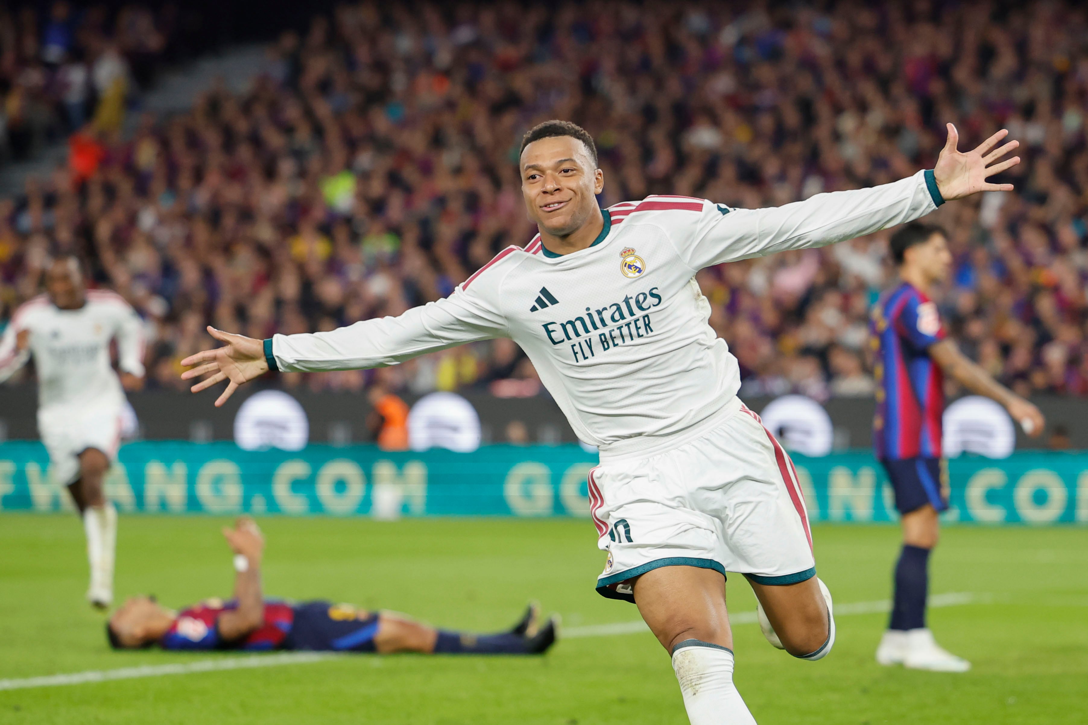 El delantero francés del Real Madrid Kylian Mbappé celebra su segundo gol (EFE / Alberto Estévez)
