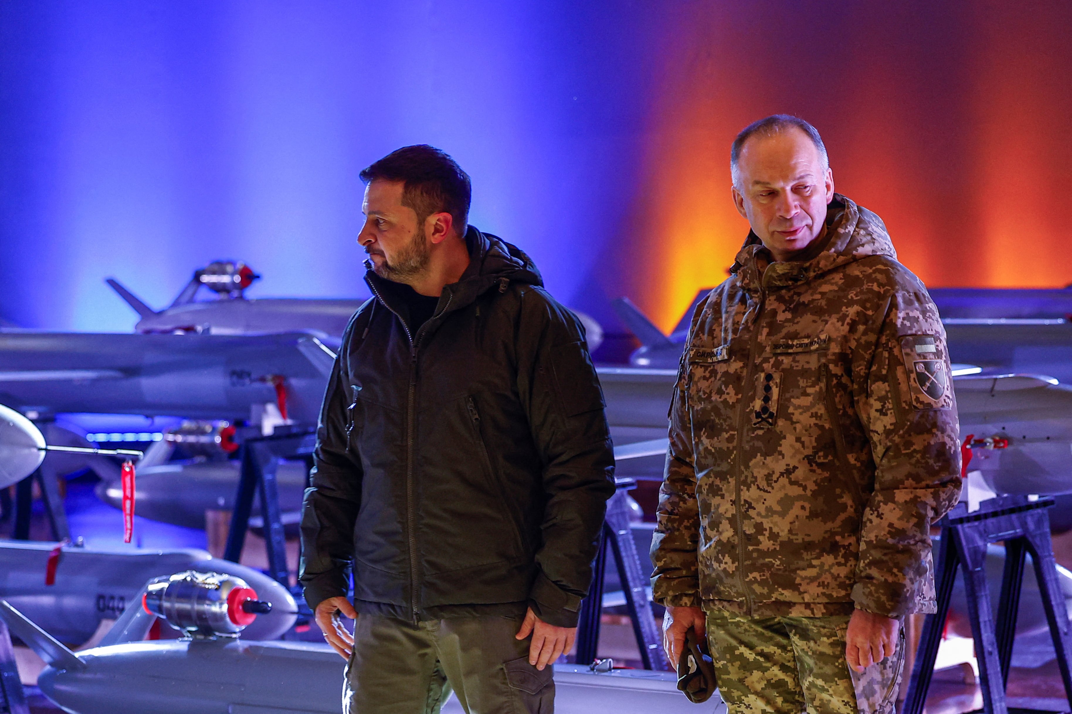 El presidente de Ucrania, Volodimir Zelensky, y el comandante en jefe de las Fuerzas Armadas de Ucrania, coronel general Oleksandr Syrskyi, visitan una exposición de nuevos drones (REUTERS/Valentyn Ogirenko)