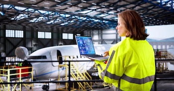 De acuerdo con IATA, la industria aérea requerirá cientos de miles de nuevos técnicos de mantenimiento durante las próximas décadas para acompañar el crecimiento previsto de las flotas y evitar nuevas restricciones operativas (Imagen: Shutterstock)