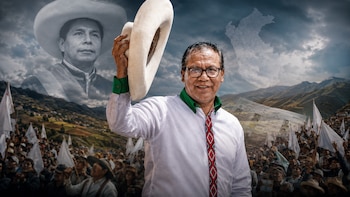 Roberto Sánchez sonriente levantando un sombrero, con la imagen de Pedro Castillo en escala de grises y una multitud en un paisaje montañoso peruano al fondo