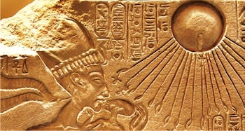 Detalle de Akenatón en un relieve egipcio encontrado en Amarna perteneciente al siglo XIV a. C.
