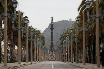Imagen del céntrico Paseo de Colón desierto en Barcelona, España. durante el aislamiento social (REUTERS)