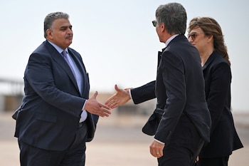 Blinken es recibido por un funcionario jordano (ANDREW CABALLERO-REYNOLDS/Pool via REUTERS)