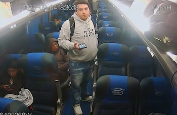 Los ladrones eligen como víctimas a los usuarios que duermen a lo largo del trayecto - crédito Captura de video