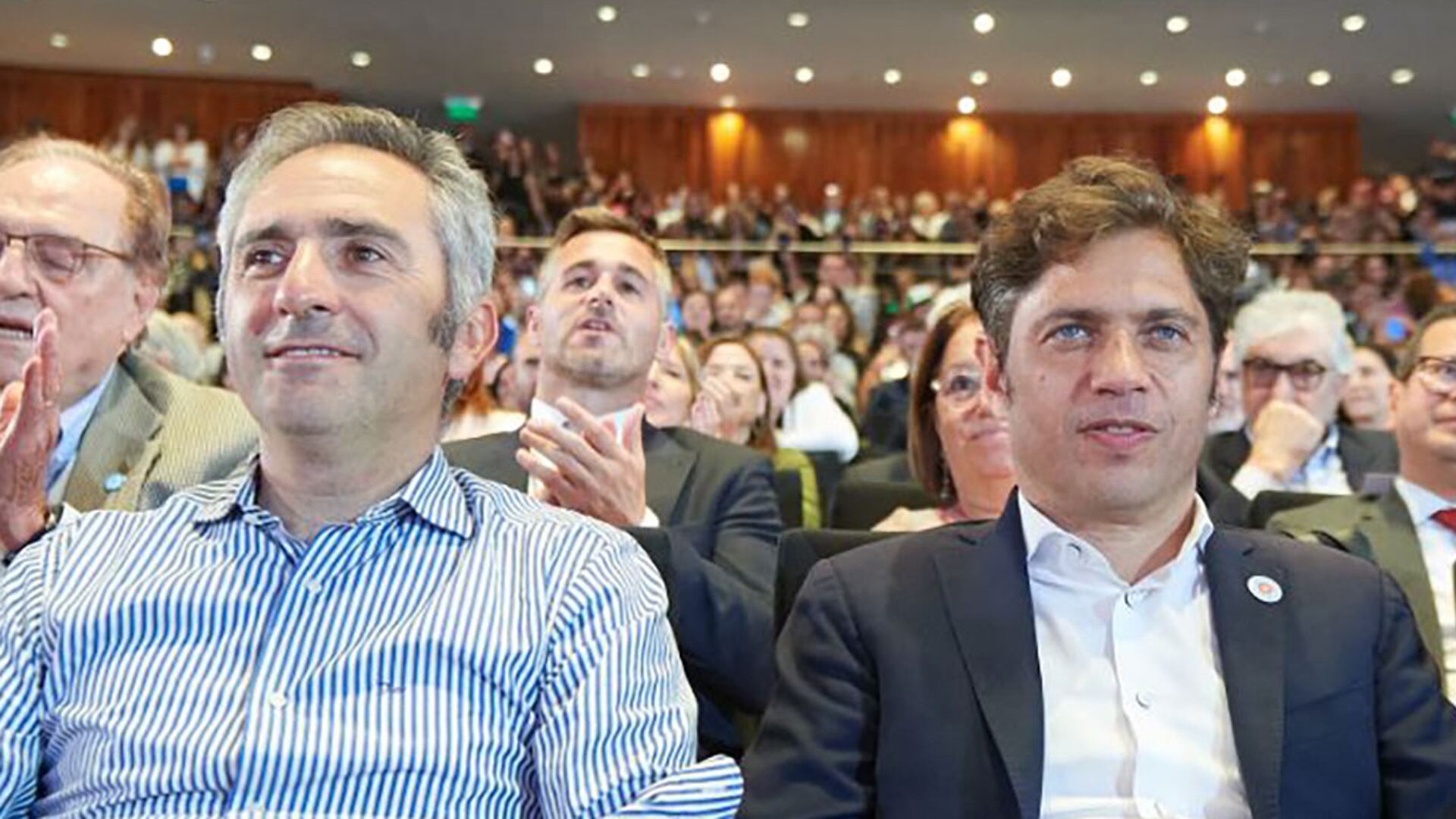 Andrés Larroque sonríe junto a Axel Kicillof