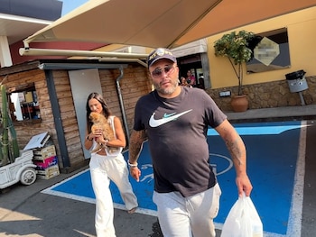 Kiko Rivera y Lola García saliendo de una cafetería.
Kiko Rivera continúa recuperándose del duro revés de salud que sufrió a finales de julio, cuando tuvo que ser ingresado tras padecer un nuevo ictus. El DJ, que calificó este segundo episodio como más fuerte que el anterior, afronta ahora una recuperación que le obliga a recuperar la movilidad y la fuerza de la parte izquierda de su cuerpo.
EUROPA ESPAÑA SOCIEDAD
EUROPA PRESS REPORTAJES