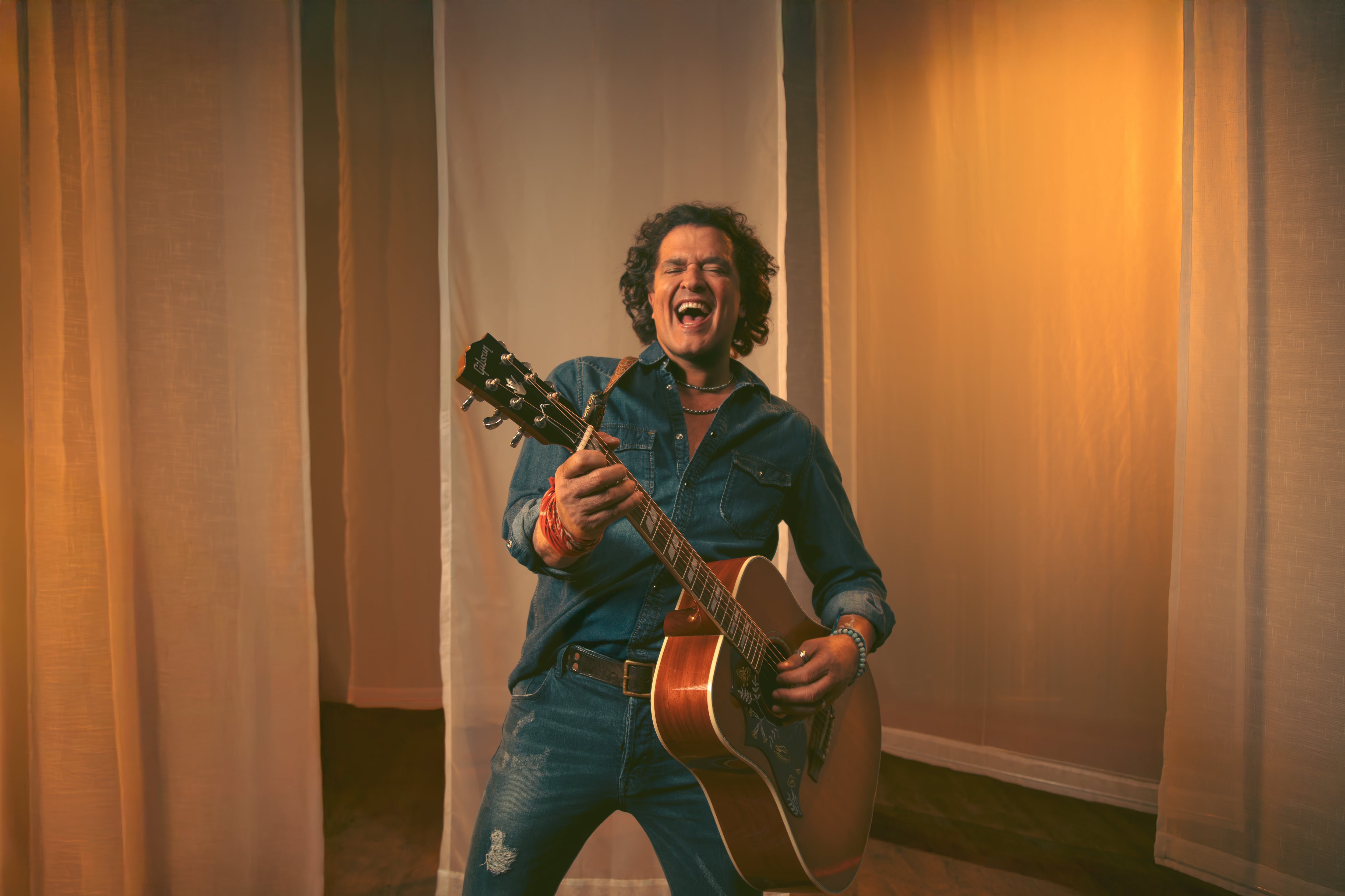 Carlos Vives reprogramó cinco fechas del 'Tour al Sol' para 2027 por el terremoto del 10 de agosto y los incendios forestales en Colombia - crédito cortesía Carlos Vives