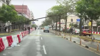 Poste caído bloquea av. Garcilaso