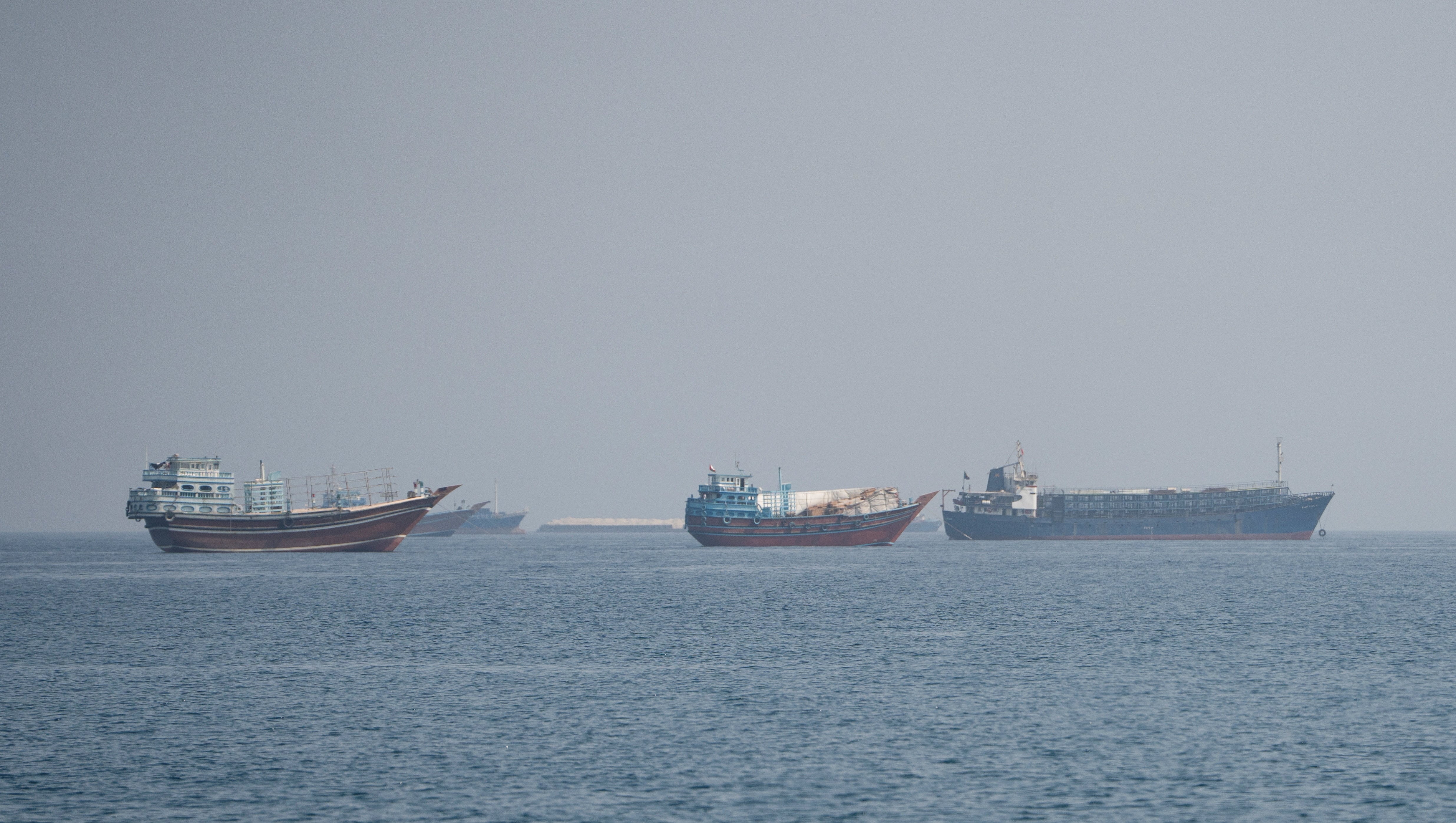 Embarcaciones cerca del estrecho de Ormuz, vistas desde Musandam, Omán, el 24 de agosto de 2026 (REUTERS/Stringer)
