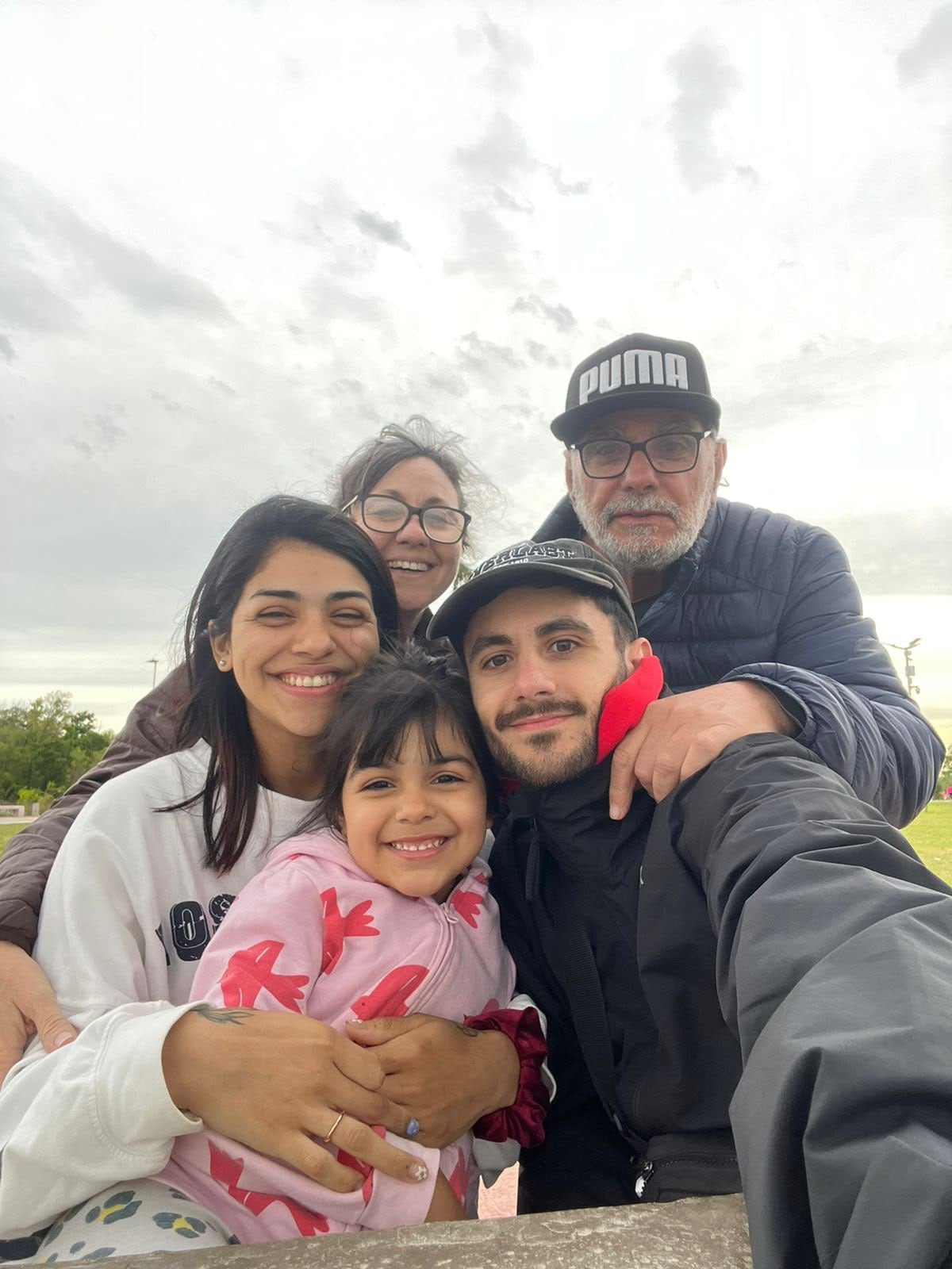 Franco junto a Serena, Justina y los padres del joven