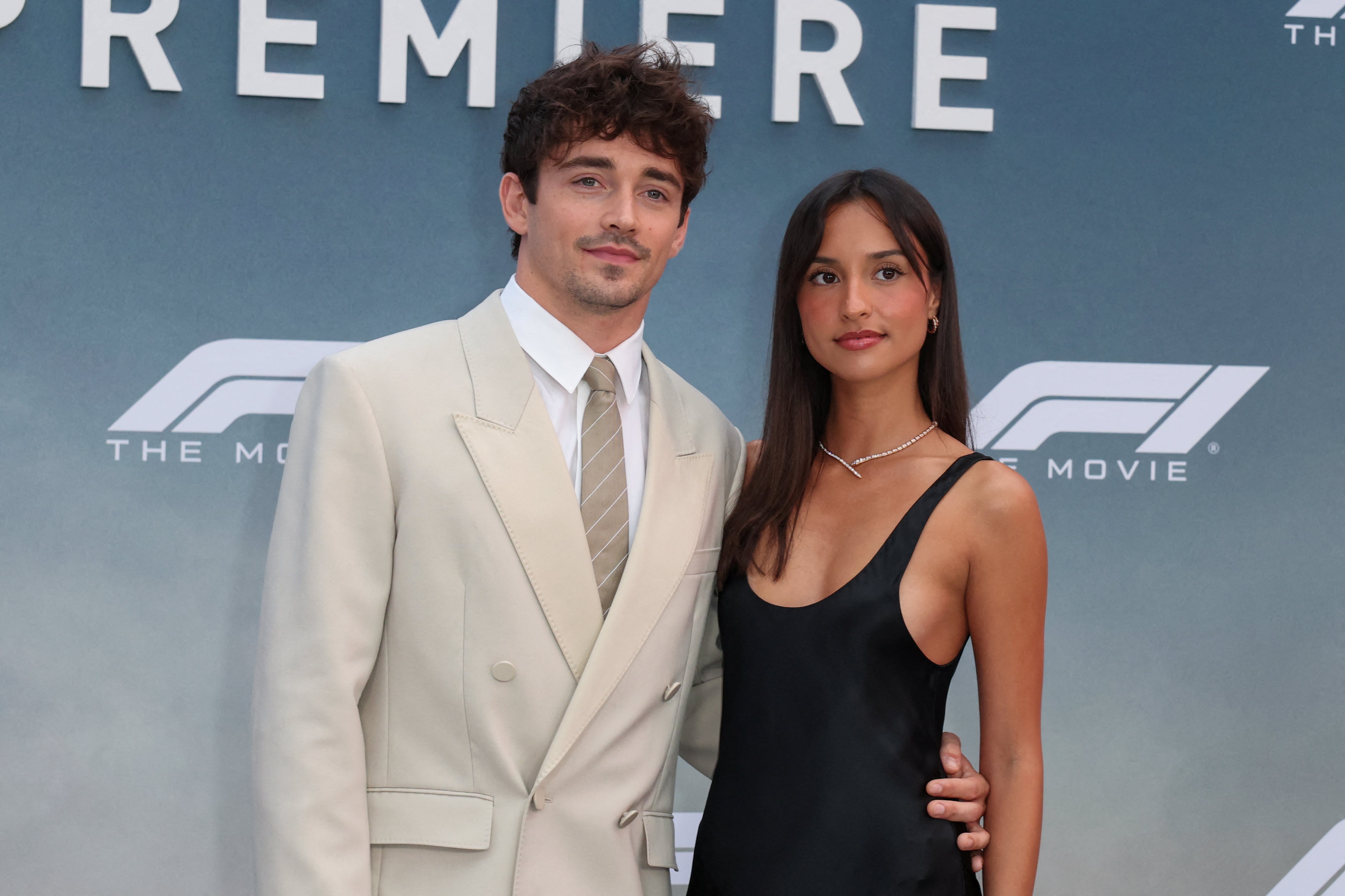 El vestuario del piloto en la presentación de la película sobre la Fórmula 1 incluyó un traje de dos piezas color crema (REUTERS/Kylie Cooper)