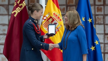 La princesa Leonor recibe la Medalla de Oro de la Asamblea de Murcia vestida con el uniforme de gala del Ejército del Aire y del Espacio