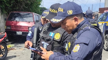La Dirección General detalló que el seguimiento de material difundido en plataformas digitales permitió a equipos de inteligencia y de investigación construir identificaciones de grupos vinculados a cobros ilegales en vías principales de Guatemala (Foto referencia, cortesía PNC)
