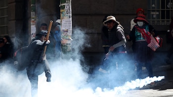 Maestros y policías chocaron en La Paz mientras Bolivia acumula protestas multisectoriales